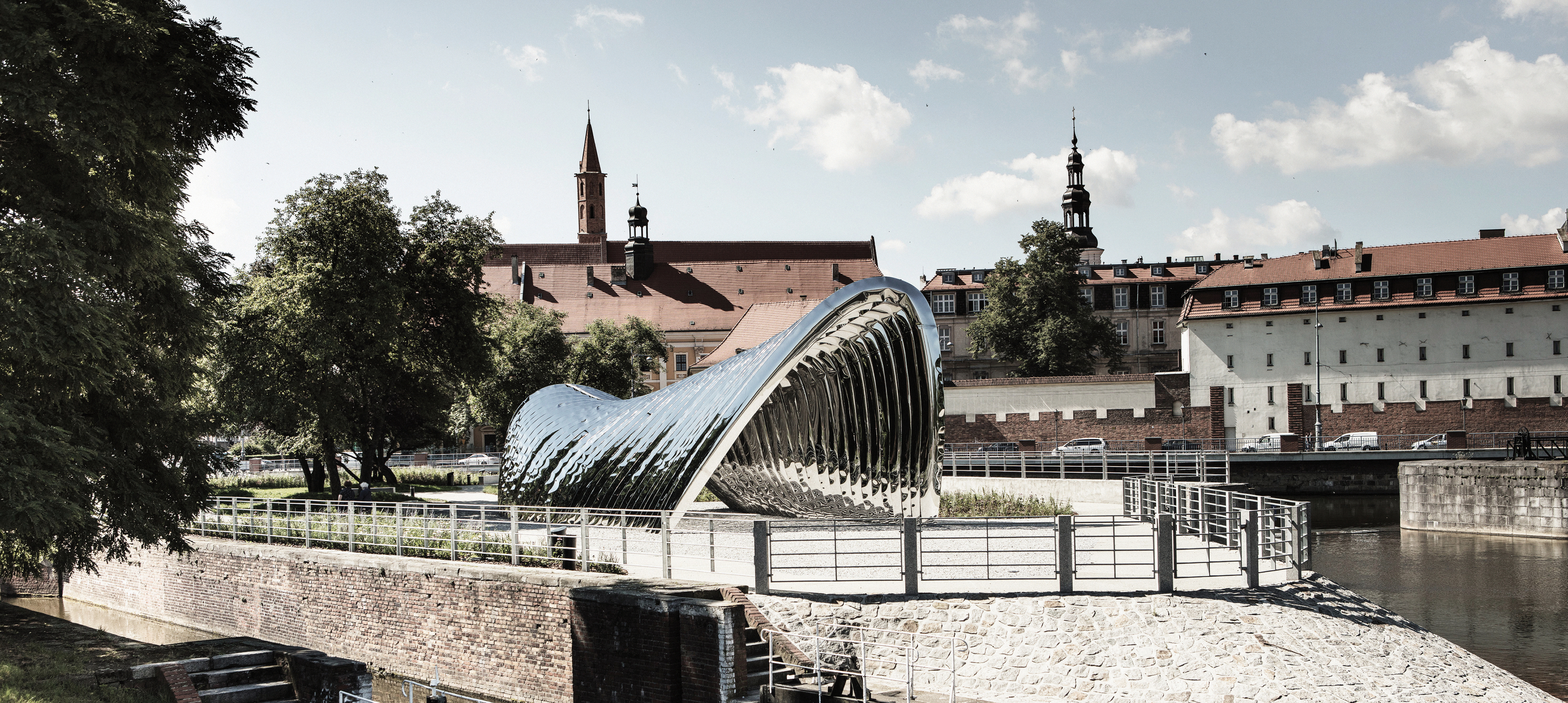 NAWA, escultura de acero de Oskar Zięta en la isla Daliowa de Wrocław
